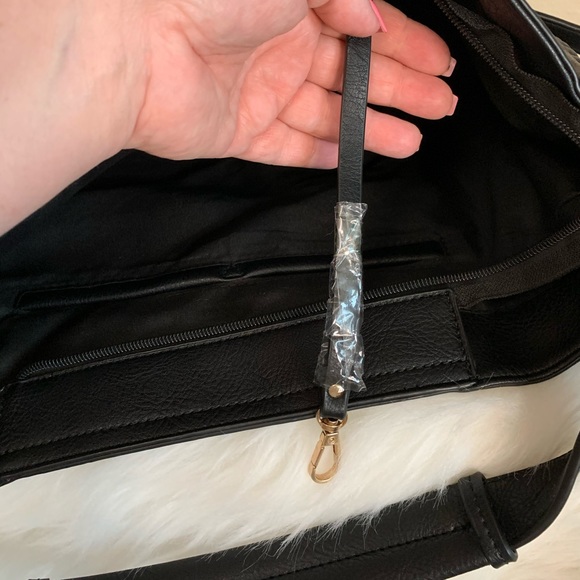 Black Hobo Style Handbag - Picture 7 of 8